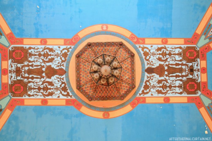 ceiling pattern and chandelier of the lansdowne theater