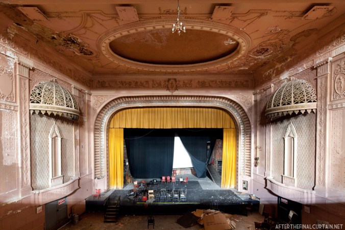 The dome in the auditorium consists of concentric circles. The outermost circle in the dome has 21 different sculpted plaques.