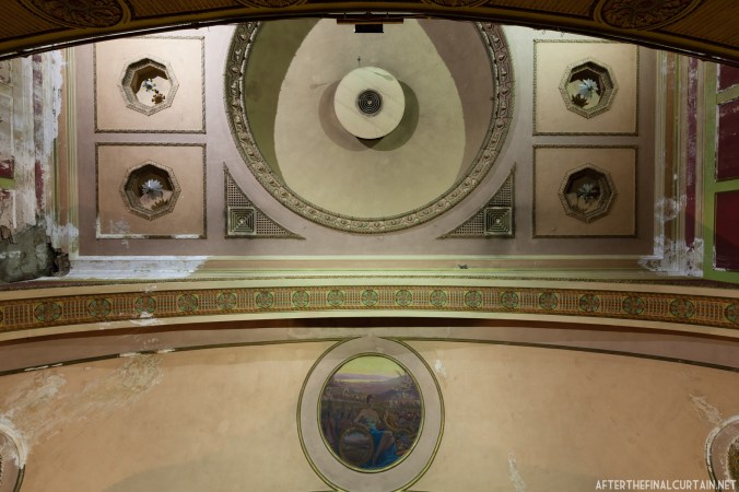 The dome in the center of the auditorium used to contain a replica of the night sky complete with twinkling stars. 