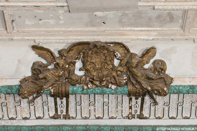 The plasterwork at the top of the proscenium arch depicts two angels surrounding the state seal of Pennsylvania. In the center is the word Liberty, part of the state's motto.