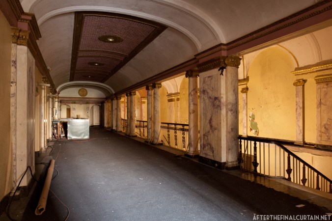 A bar was added to the lobby mezzanine when the theater was in use as a concert venue