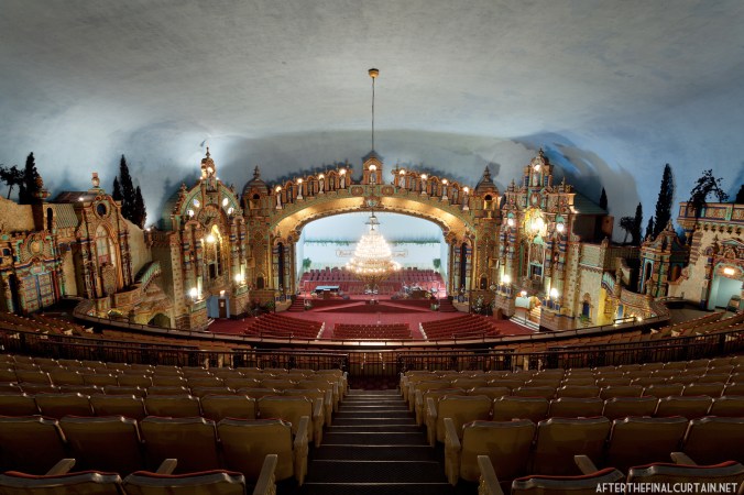In the theater's early years, butts were projected across the ceiling, giving the illusion of sitting under the stars at night.