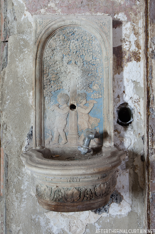 There are ornate water fountains on both sides of the mezzanine balcony entrances. 