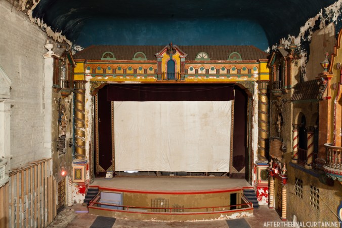 To add to the atmospheric effects, a rainbow was projected across the screen after every show.