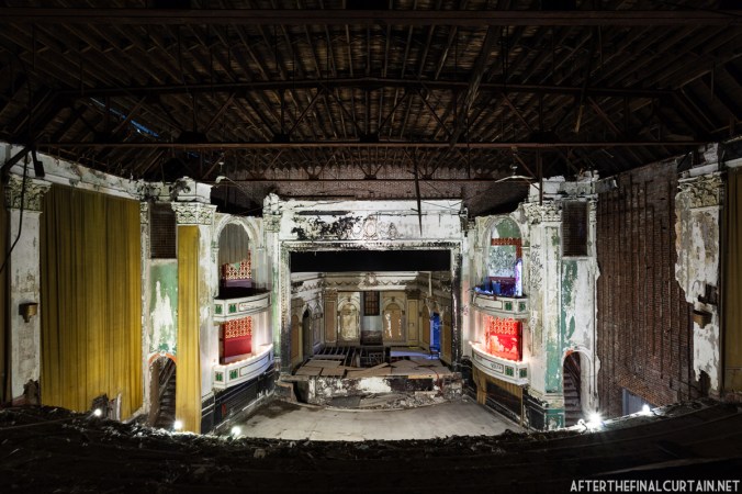 A bomb threat was called in to the theater in April of 1962, but after the theater was cleared and searched by the police, it was proven to be a hoax. 