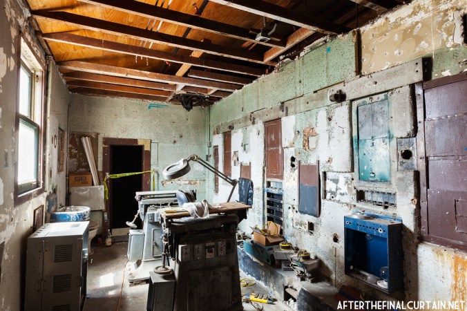 It was the largest motion picture theater in Orange County, CA when it opened in 1925.