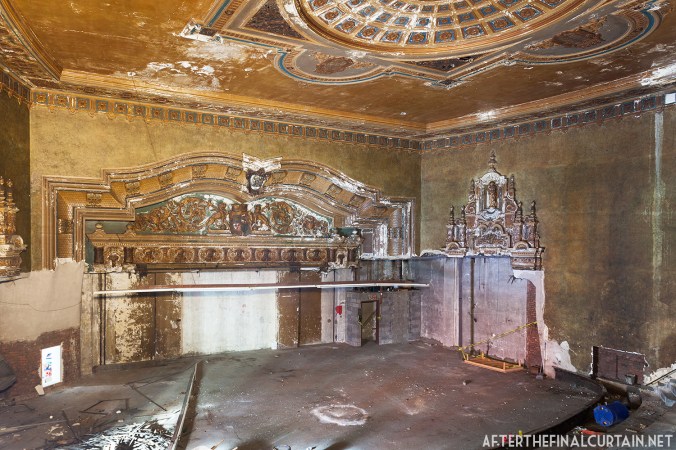 A Kimball organ was installed in the theater when it opened, and was removed after it closed.