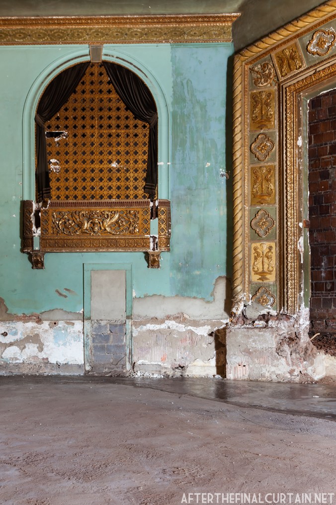 According to the Encyclopedia of the American Theatre organ, the Ritz had an organ built by the United States Pipe Organ Company opus 153, size 2/4 with a 3HP blower from Kinetic Engineering Company. 